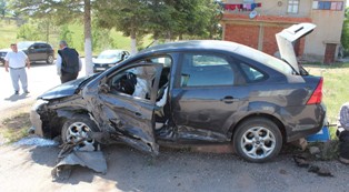 Otomobiller kavşakta çatıştı: 2 yaralı