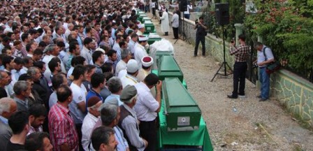 Adıyaman kazada ölen 10 tarım işçisine ağlıyor