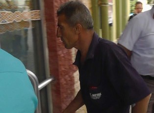 Başına kalas düştü yaralandı