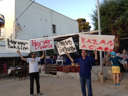 Nejat İşler Gezi Parkı için pankart açtı