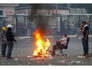 Taksim'de Bekleyiş Sürüyor