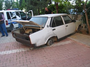 Otomobilin 4 lastiğini çaldılar