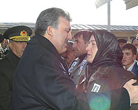 Gül şehit cenazesine katıldı.