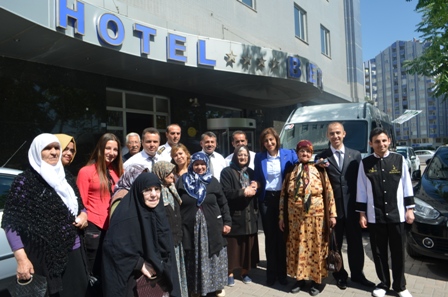 Bera otel yaşlılarla bir araya geldi