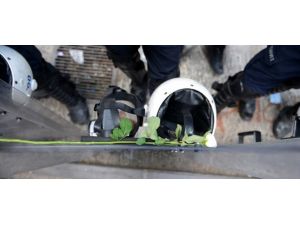 Polis Ve Eylemciler Karşılıklı Çiçek Dağıttı