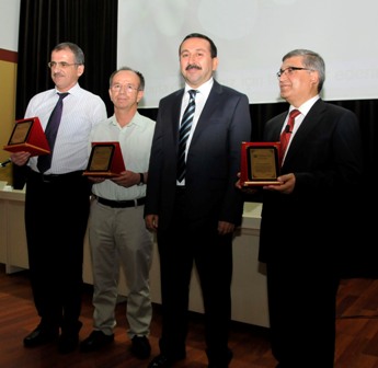 En çok makale üreten akademisyenlere plaket