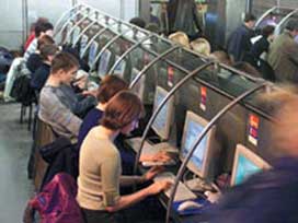 Bilgisayar oyunu için BMW'sini sattı