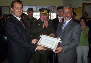 Hamdi Yazar’a teşekkür plaketi