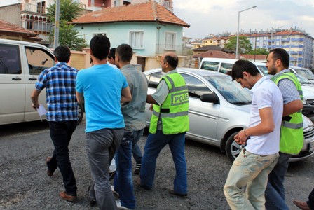 Kiralık araçla mazot çalıp gezerken yakalandılar