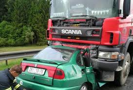 TIR otomobili biçti: 4 ölü