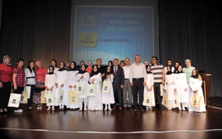 İşaret diliyle şiir okudular
