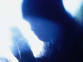 Annesini bıçakla yaraladı