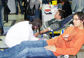 Öğrencilerden kan bağışı