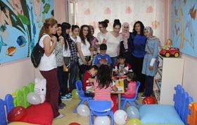 Hasta çocukları sevindirdiler