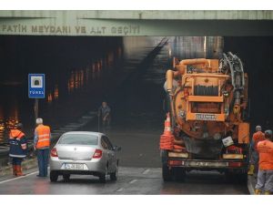 Sağanak yağış, hayatı olumsuz etkiledi