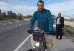 Öğretmen bisikletle dünyayı geziyor