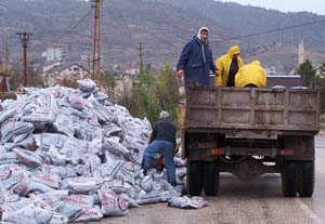 Kömür yüklü kamyon devrildi