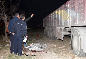 Tren rayları bir işçinin üzerine devrildi