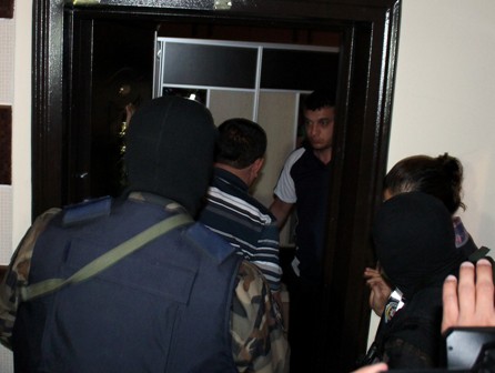 Polisten 'nazik' operasyon: 35 gözaltı
