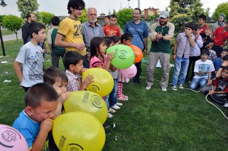 İHH-AYDER yetimlere karne şöleni düzenledi