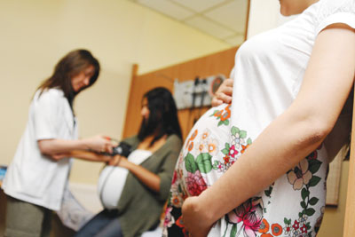 Doğum yapan kadınlara iş yerlerinde "analık cezası"