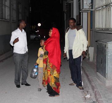 Somalili genç tuvalette kendini vurdu