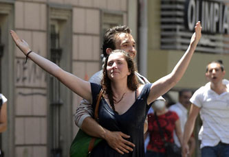 TOMA'nın karşısına duran kadın Amerikalı çıktı!