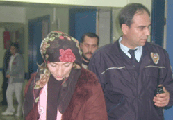 Hayat kadını iki kişiyi bıçakladı
