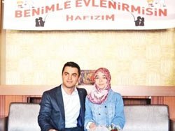 İmam'dan pankartlı güllü evlenme teklifi