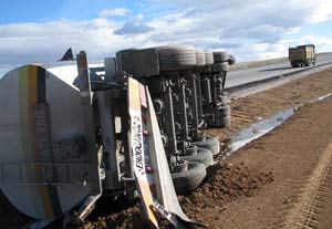 Yağ dolu tanker devrildi: 1 yaralı