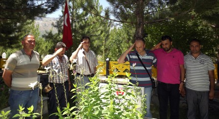 17 yıl sonra şehit arkadaşlarını mezarı başında andılar