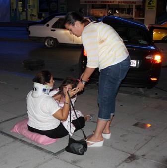 Kaza geçiren çocuk ambulansa zor bindirildi