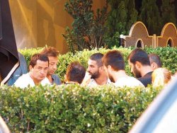 Arda Turan dostlarıyla yemekte