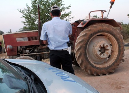 Üzerinden düştüğü traktörün altında öldü