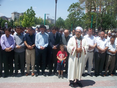Gıyabi cenaze namazı kıldılar