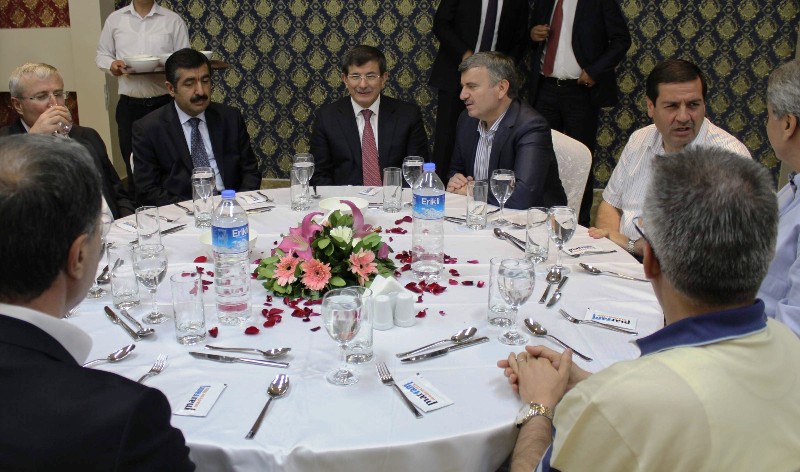 Davutoğlu hem düğünde, hem taziyede