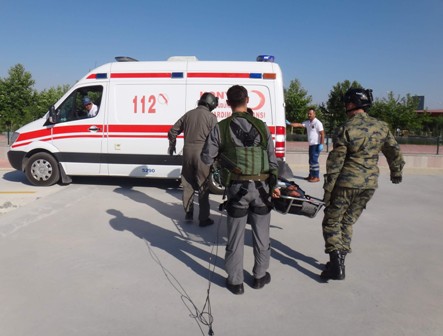 Yaralı dağcı savaş helikopteriyle kurtarıldı