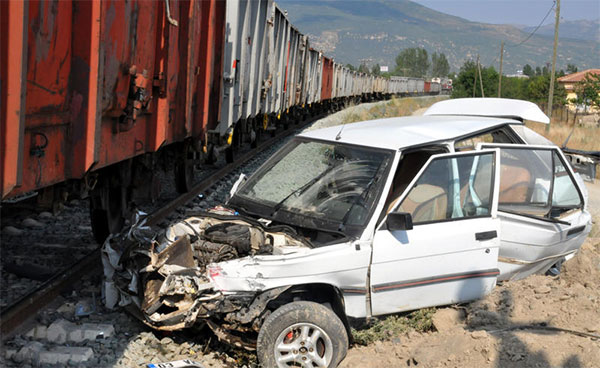 Konya'da yük treni otomobile çarptı