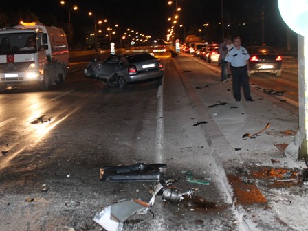 100 kilometre hızla refüje çarptı, yaralı kurtuldu