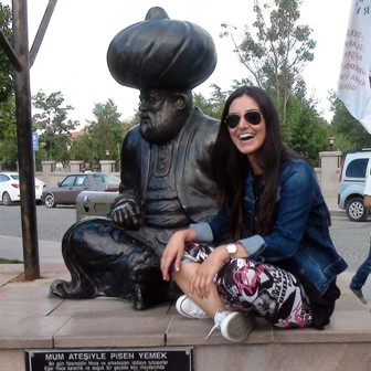 Sevcan Orhan Akşehir sokaklarında