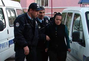 Erkek arkadaşını silahla yaraladı