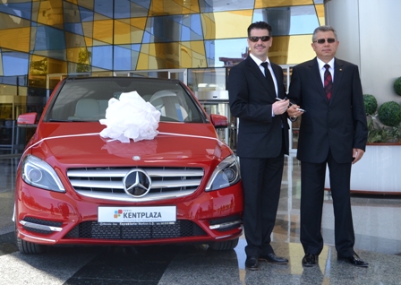 Kentplaza’nın Mercedes talihlisi otomobiline kavuştu