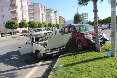 Otomobille kamyonet çarpıştı: 5 yaralı