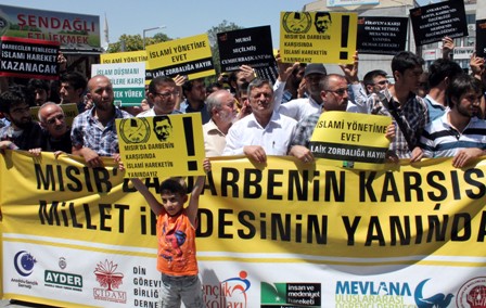 Mısır’daki darbe cuma namazı çıkışı protesto edildi