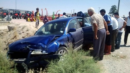 Kazada araçtan fırlayan çocuk annesine koştu