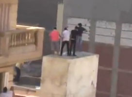 Mısır’da kan donduran görüntüler: 2 kişiyi çatıdan attılar