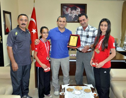 Seydişehir Kaymakamı Sonel’den karatecilere altın ödülü