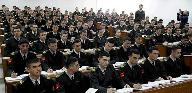 CHP'den askeri okul çıkışı