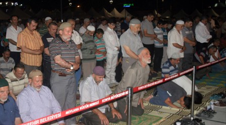 Mevlana Meydanı'nda İlk Teravih
