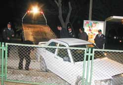 Otomobille tramvay yoluna uçtu